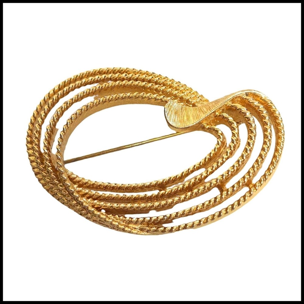 Vintage Signed Monet Gold Tone‎ Swirl Oval Textured Pin Brooch Chain